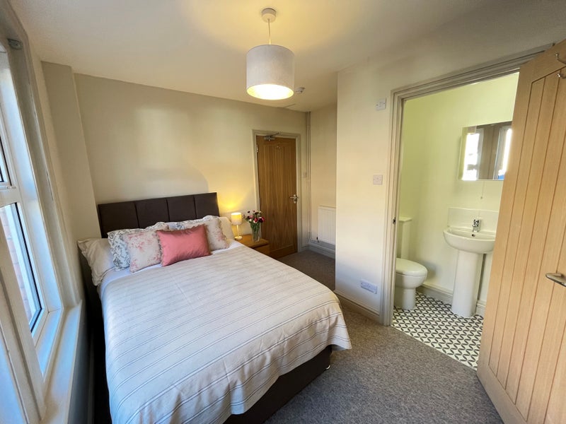 Photo 1: Room 1