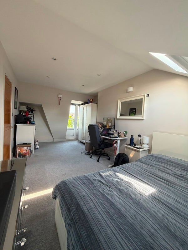 Photo 1: room