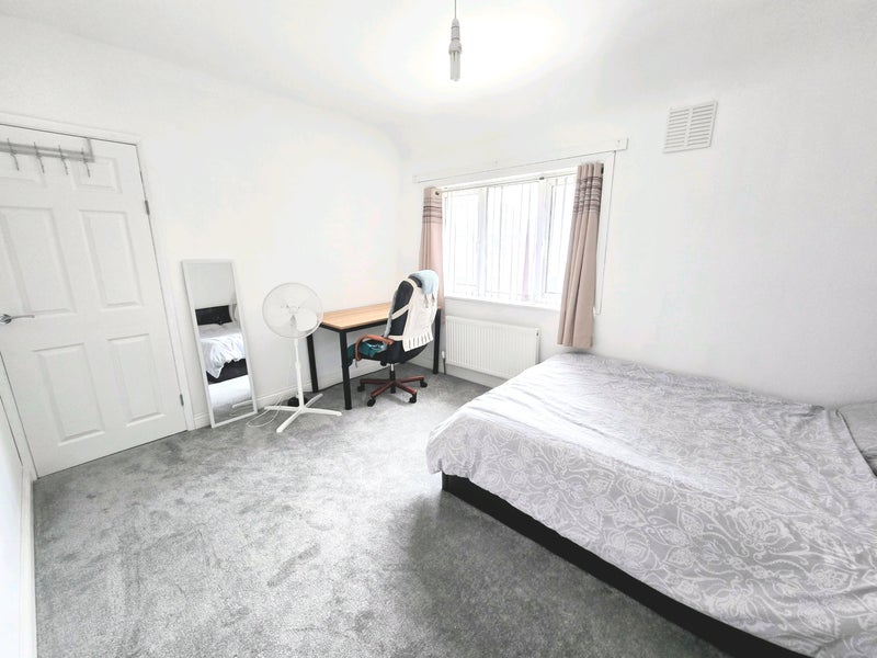 Photo 1: Bedroom 1
