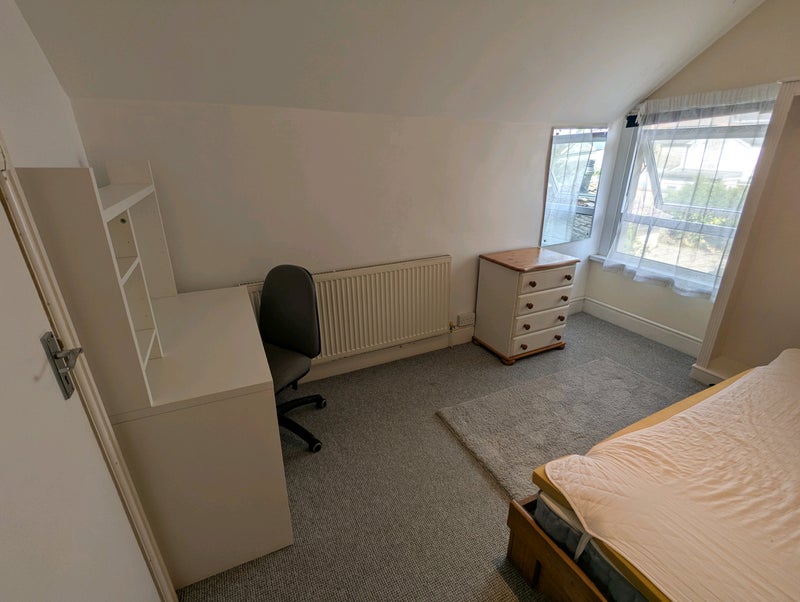 Photo 1: Room 1 - 6 month let
