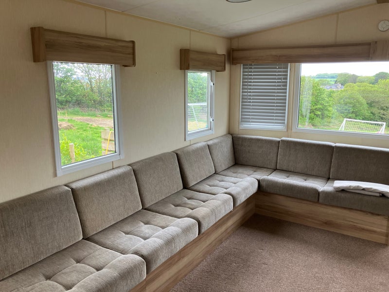 Photo 1: Lounge