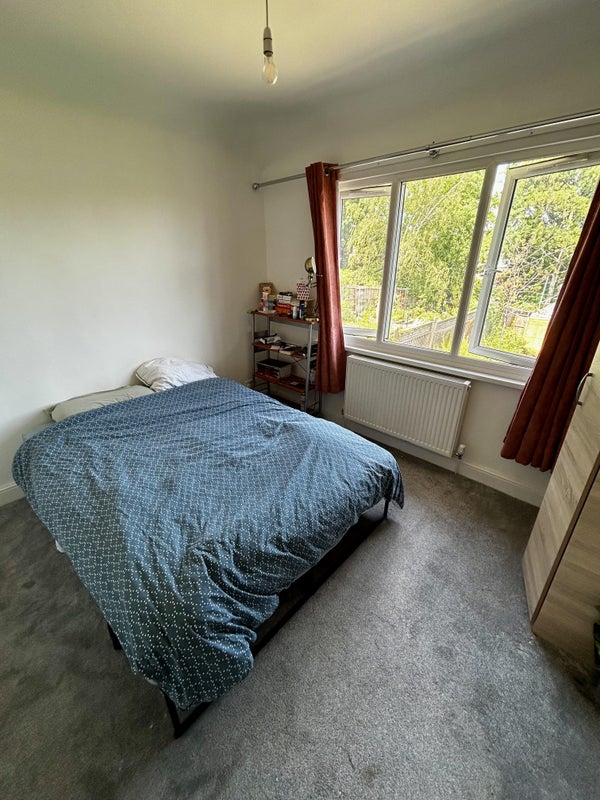 Photo 1: Double Room Available
