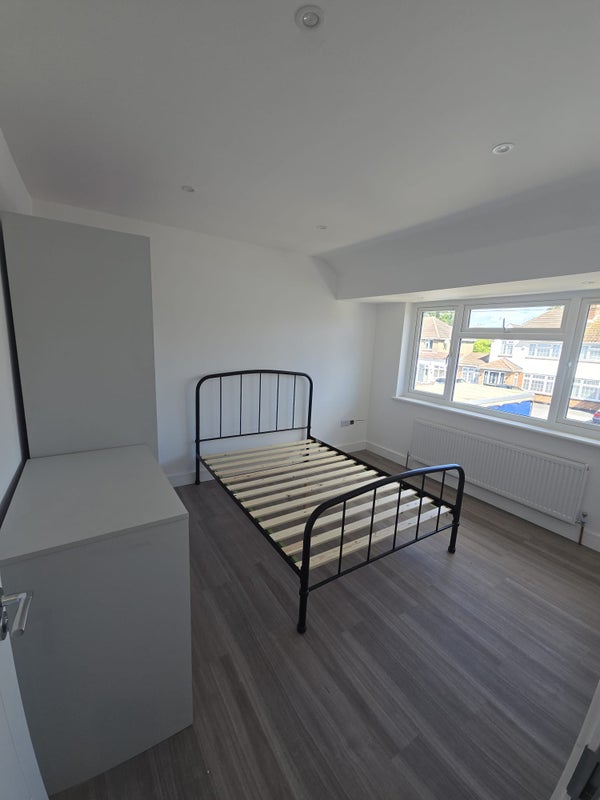 Photo 1: Bedroom