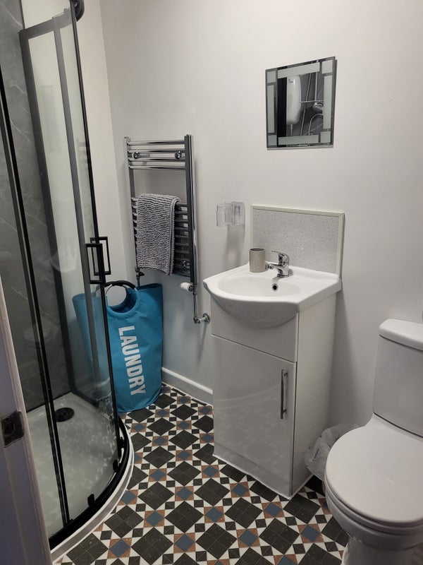 Photo 1: En-suite 
