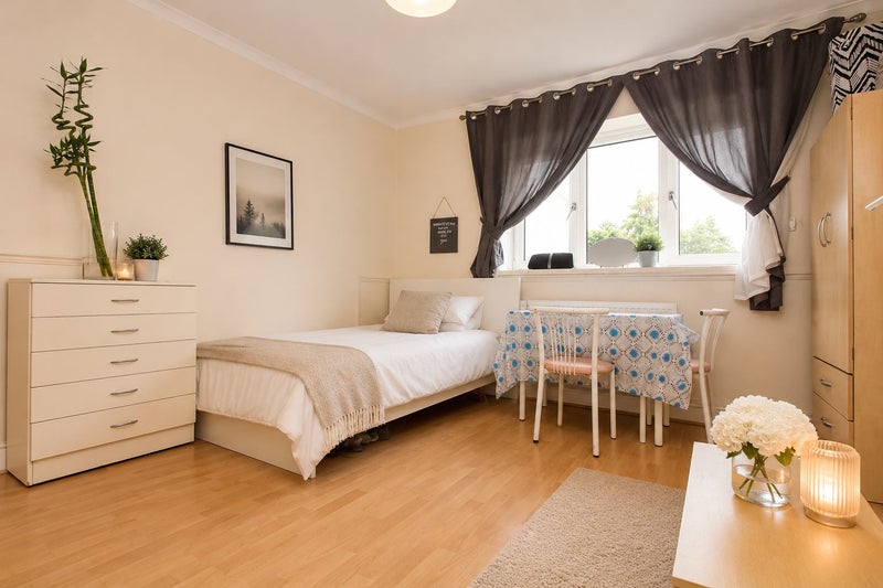Photo 1: Room 1: £260 per week - Double room couples are welcome - £1,126 per month