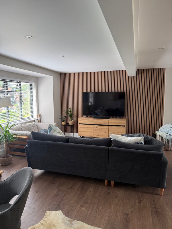 Photo 1: Lounge 