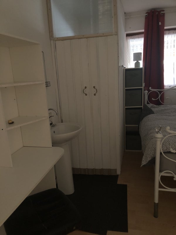 Photo 1: Spacious double bedroom 