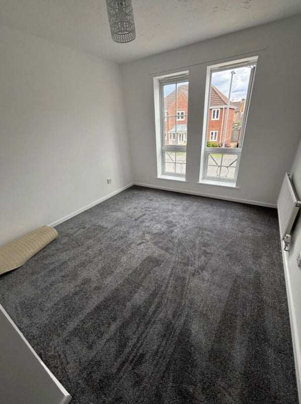 Photo 1: Large Double Room, with built in wardrobe. 