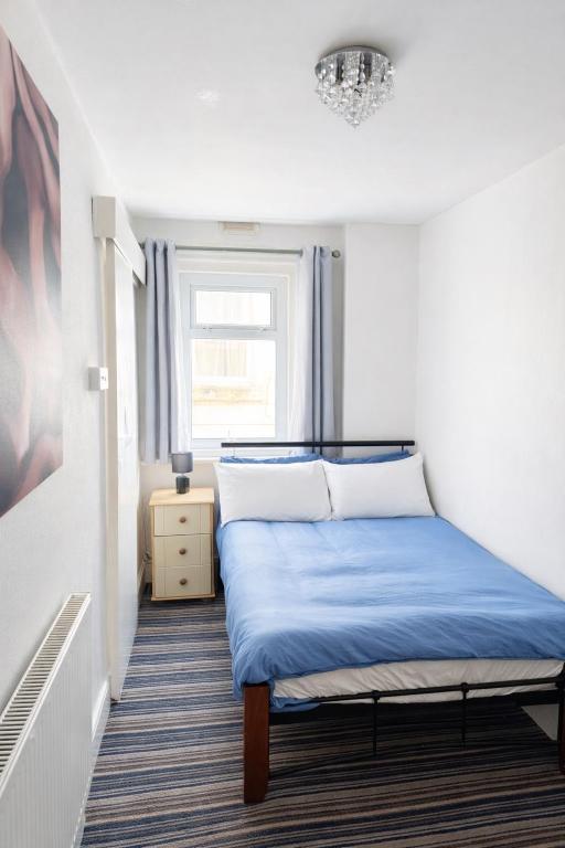 Photo 1: En-suite Room 
