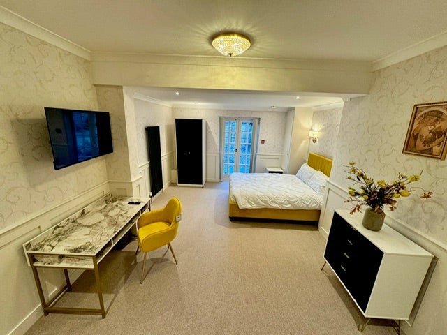 Photo 1: Room 1