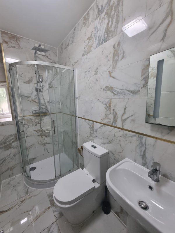 Photo 1: bathroom