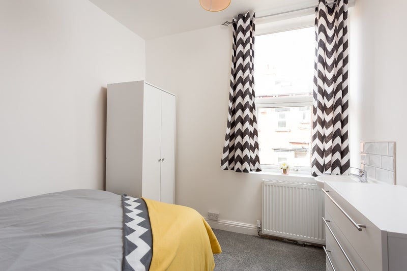 Photo 1: Room 4