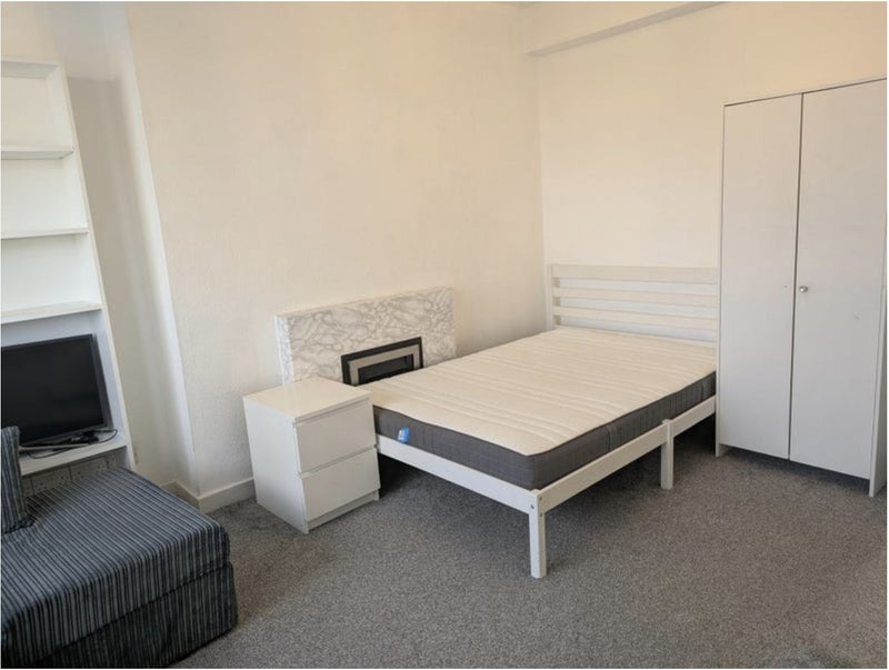 Photo 1: Bedroom