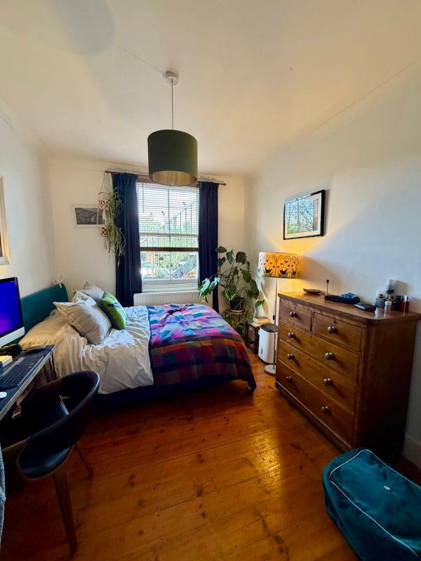 Photo 1: Double Bedroom to let
