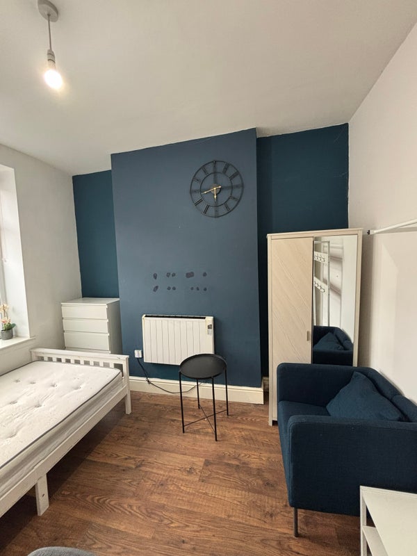 Photo 1: Room 1 Non Ensuite
