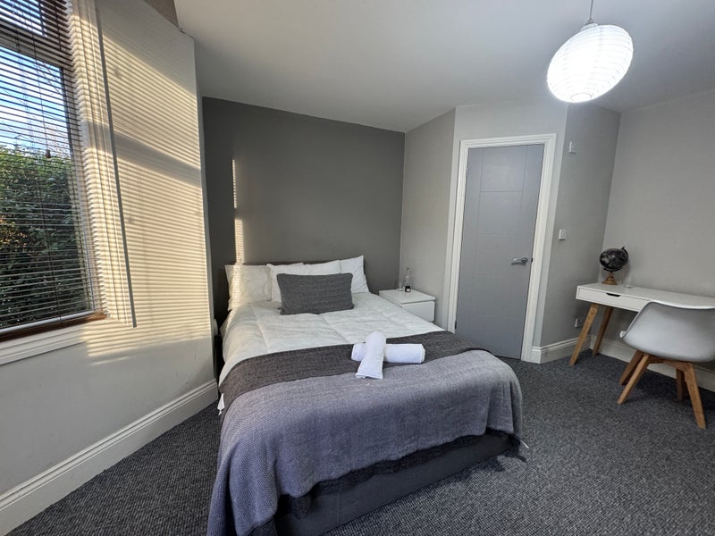 Photo 1: Bedroom of similar size and layout 