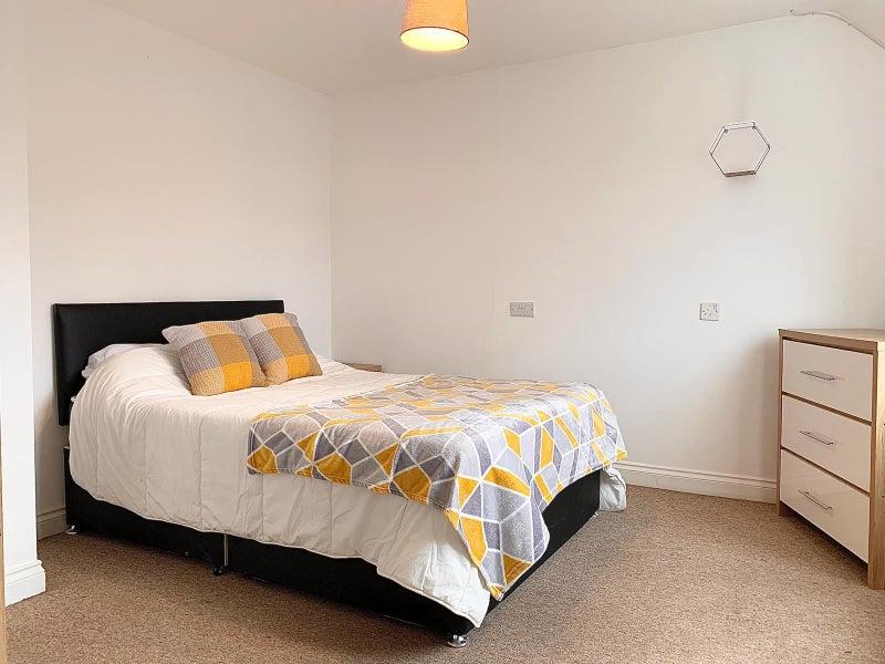 Photo 1: Room 5