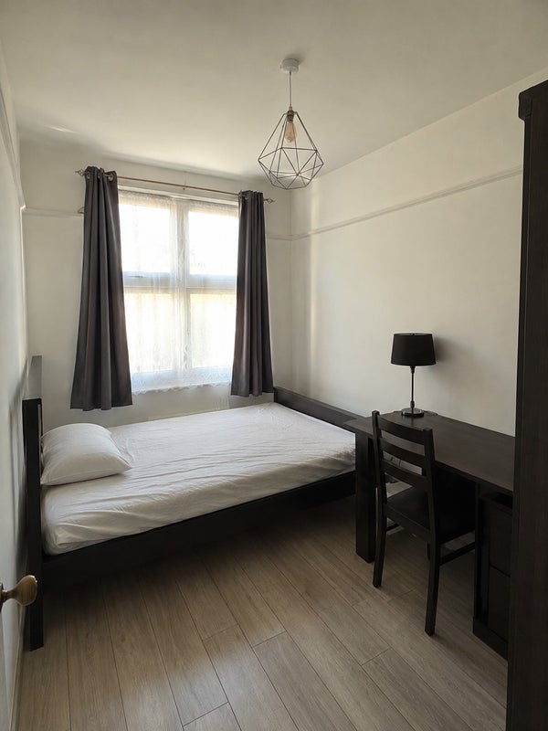 Photo 1: Double bedroom