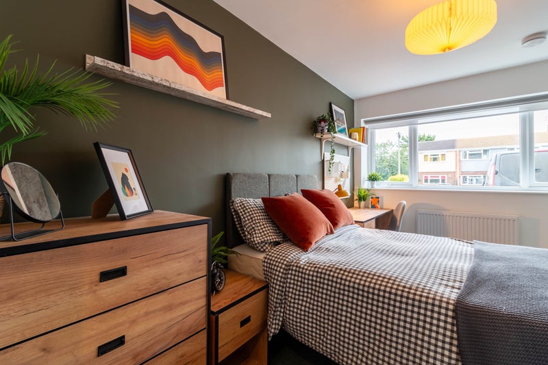 Photo 1: Stunning, light room