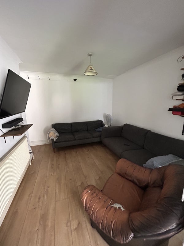 Photo 1: Living room 