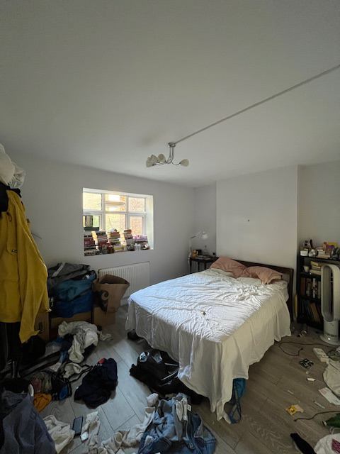 Photo 1: Large available room