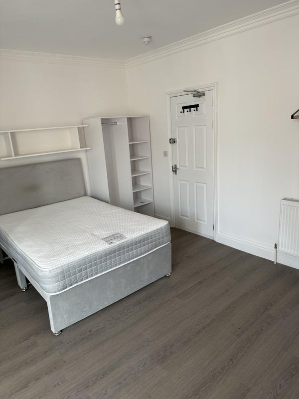 Photo 1: Bed Space
