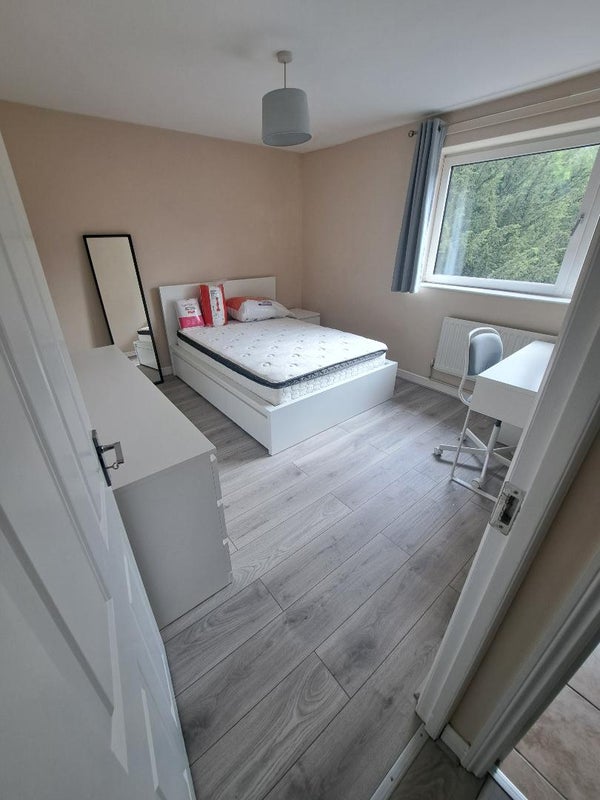 Photo 1: Large Double Room