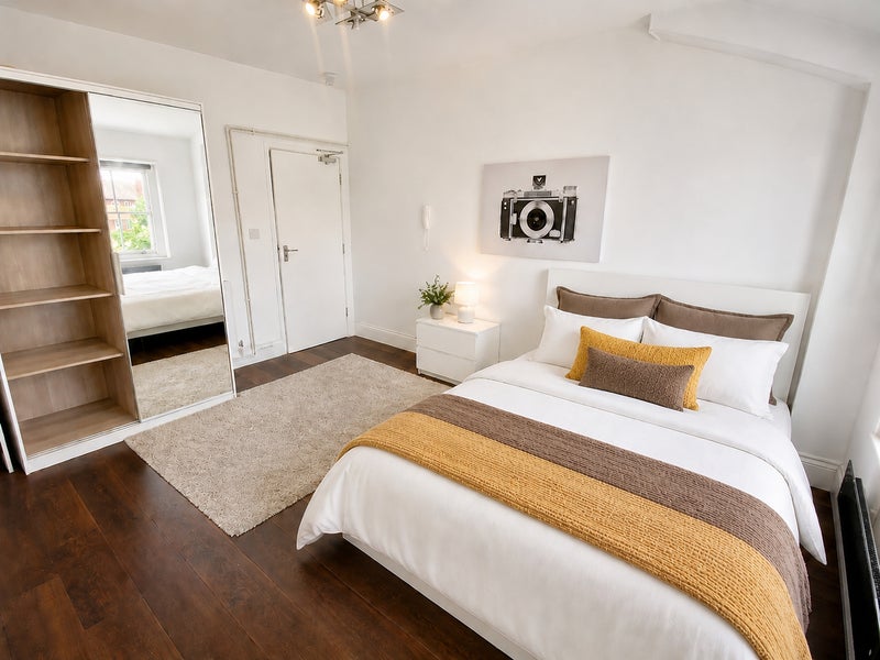 Photo 1: Room 5