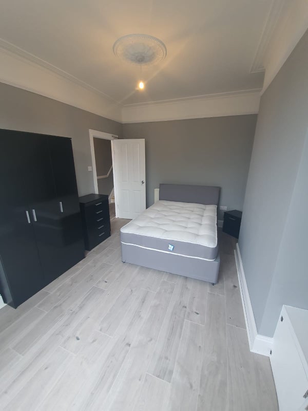 Photo 1: Bedroom