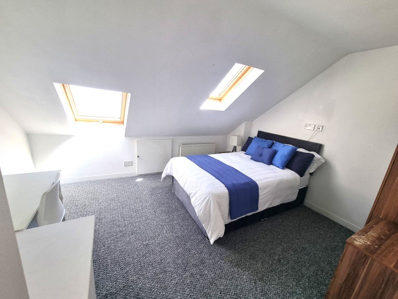 Photo 1: Bedroom (Room 5)
