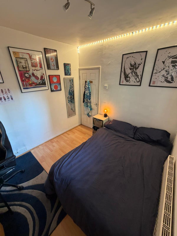 Photo 1: Bedroom