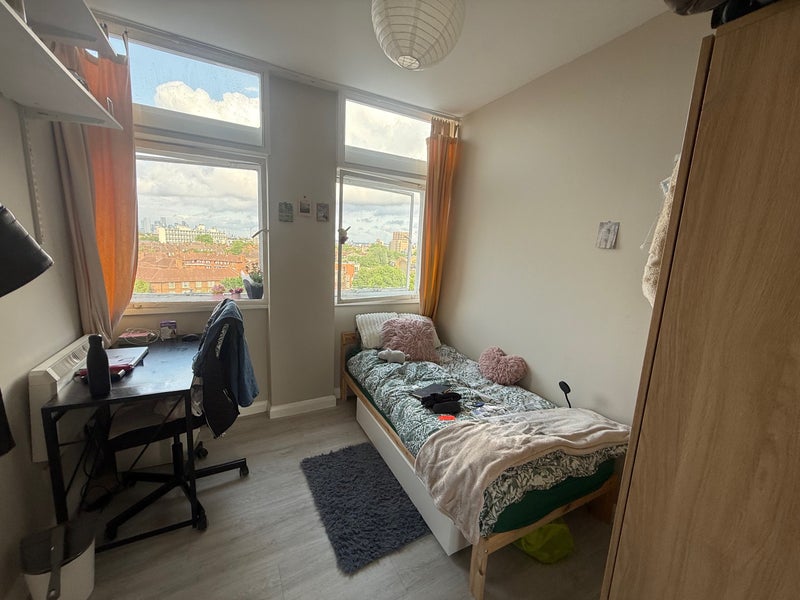 Photo 1: Bedroom 