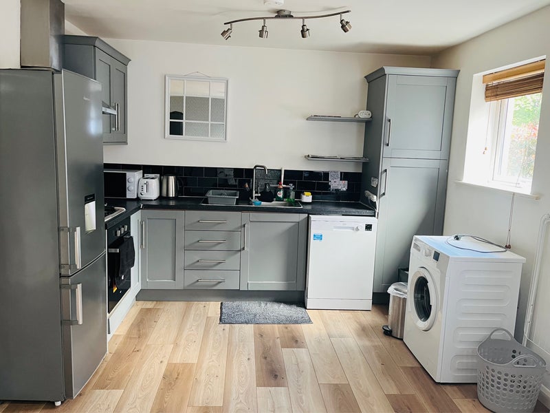 Photo 1: Kitchen with dishwasher, washing machine 