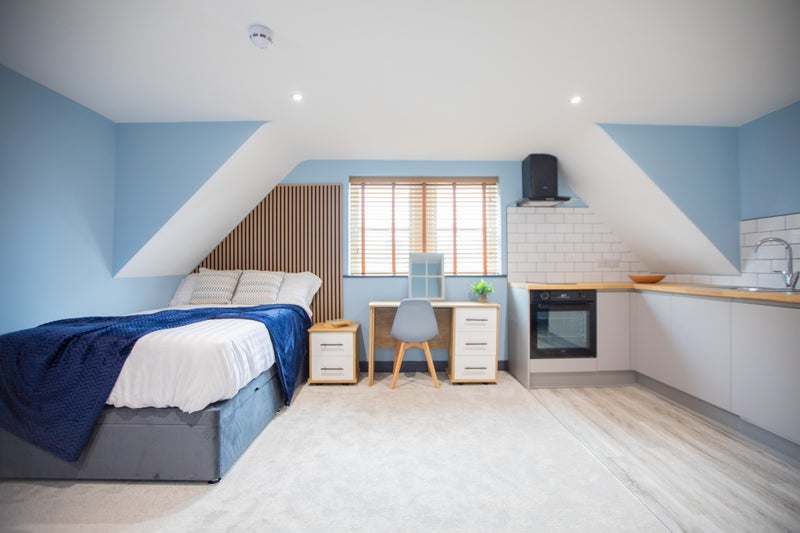 Photo 1: ROOM 4 WITH ENSUITE & KITCHENETTE 