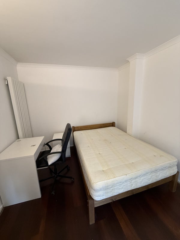 Photo 1: Bedroom (0.5x view)