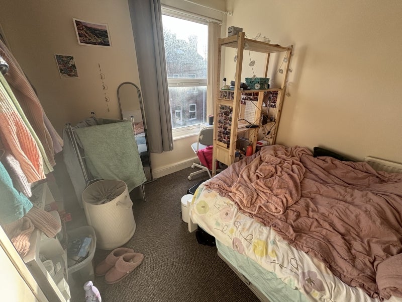 Photo 1: Bedroom