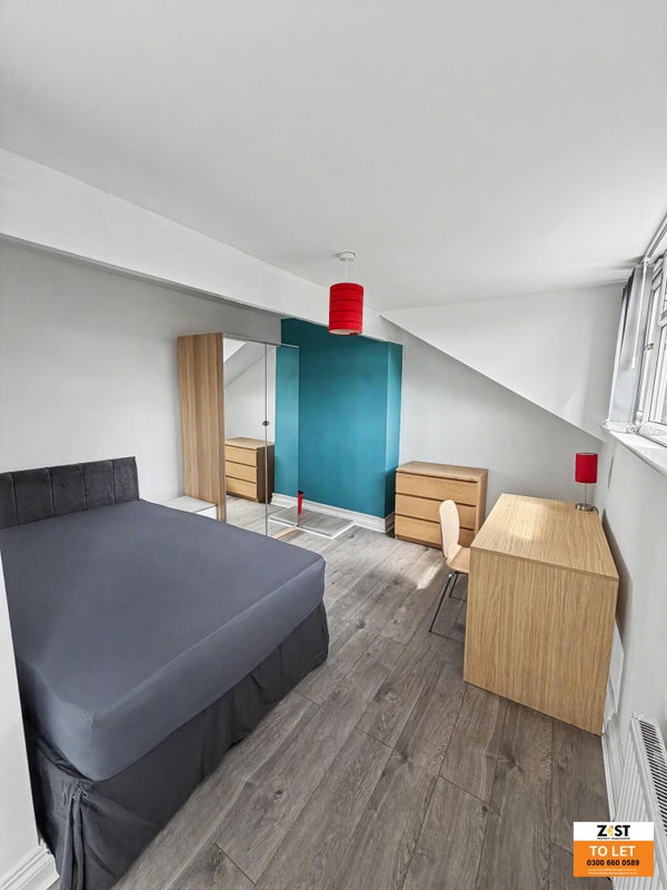 Photo 1: Room 4