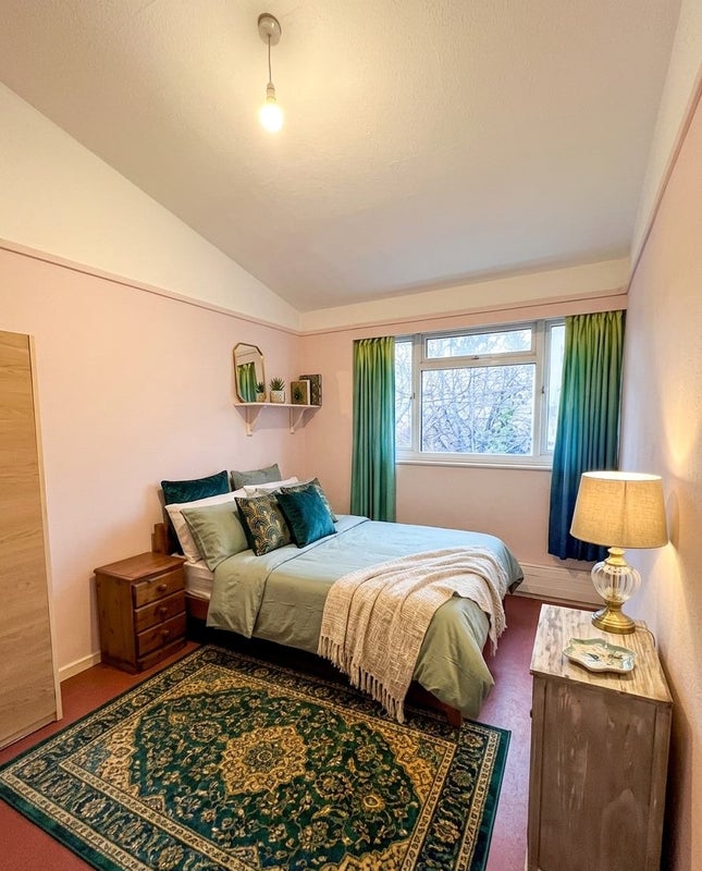 Photo 1: Room 1