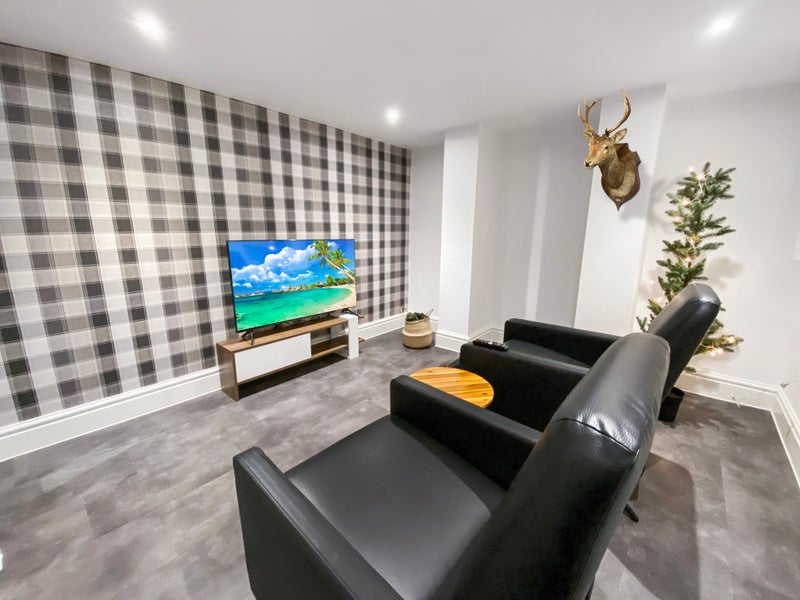 Photo 1: Lounge