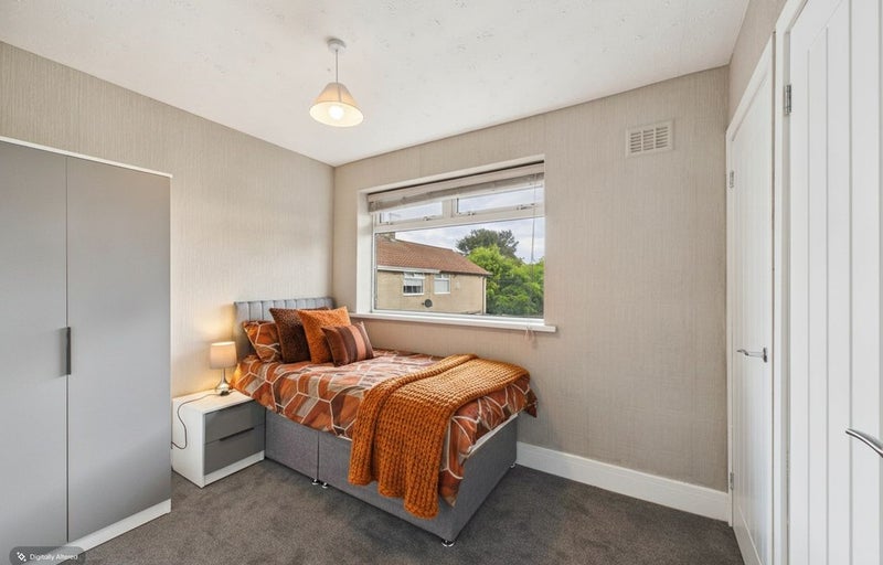Photo 1: Room 4 