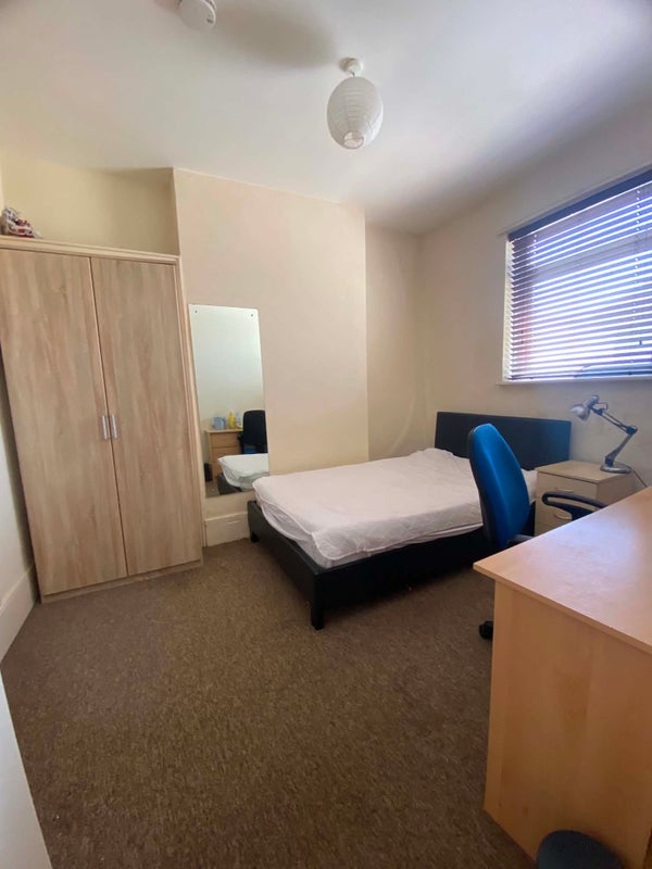 Photo 1: Double bedroom