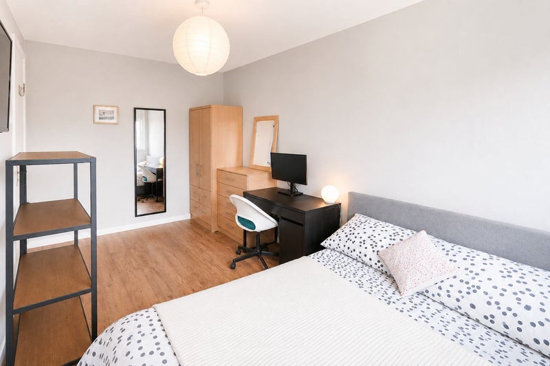 Photo 1: Bedroom 3