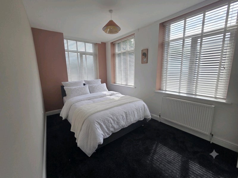 Photo 1: Bedroom 5 - Double en suite