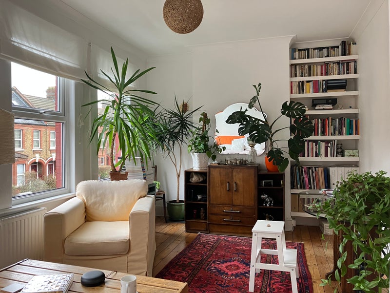 Photo 1: lounge