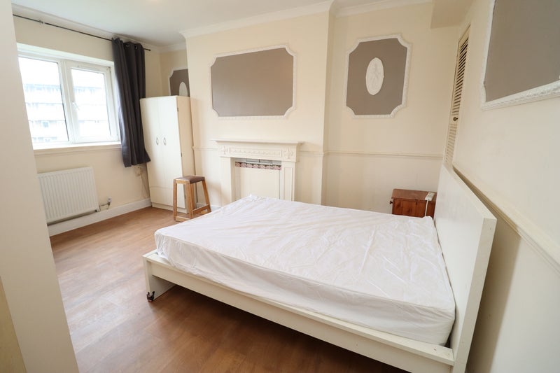 Photo 1: Room 1: £260 per week - Double room couples are welcome - £1,126 per month
