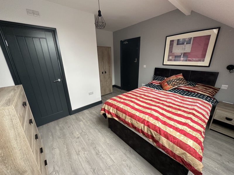 Photo 1: bedroom 8