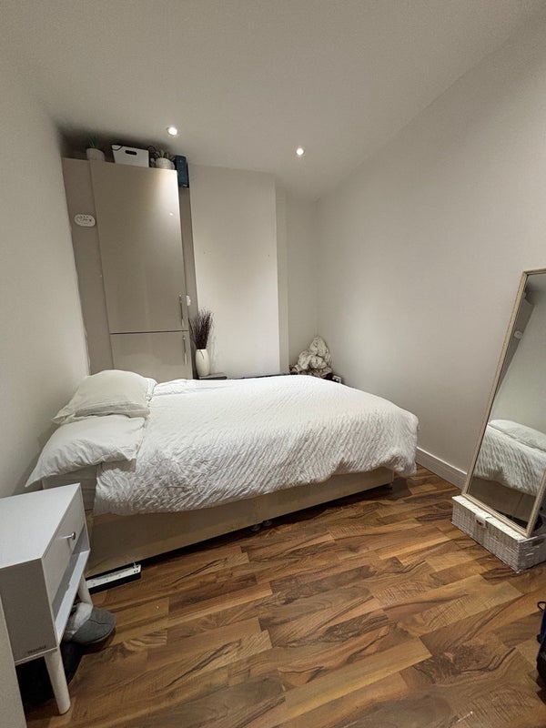 Photo 1: Double bedroom 