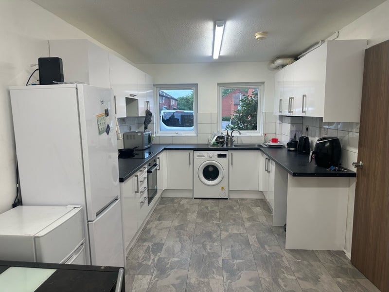 Photo 1: Shared kitchen/diner