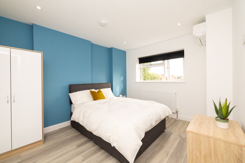 Photo 1: Room 3 TO LET