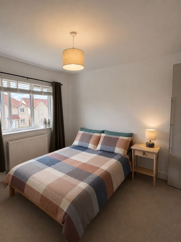 Photo 1: Bedroom